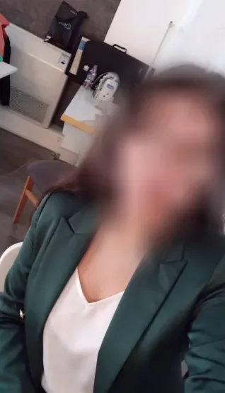 Mia, 27